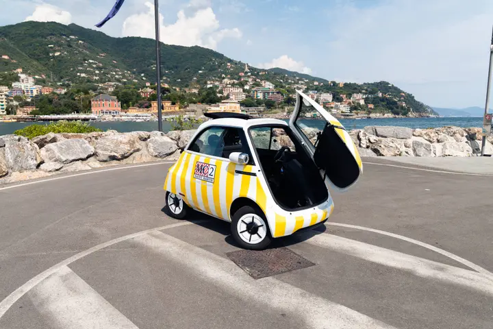 Nell'immagine si vede completamente la livrea della collaborazione tra Microlino e MC2 Saint Barthes