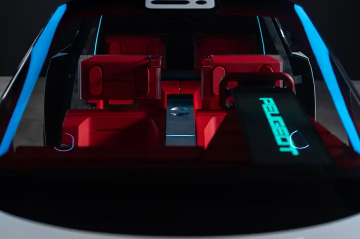 Nell'immagine si vede il cruscotto della Polygon da fuori e si nota il nuovo I-Cockpit da 31 pollici