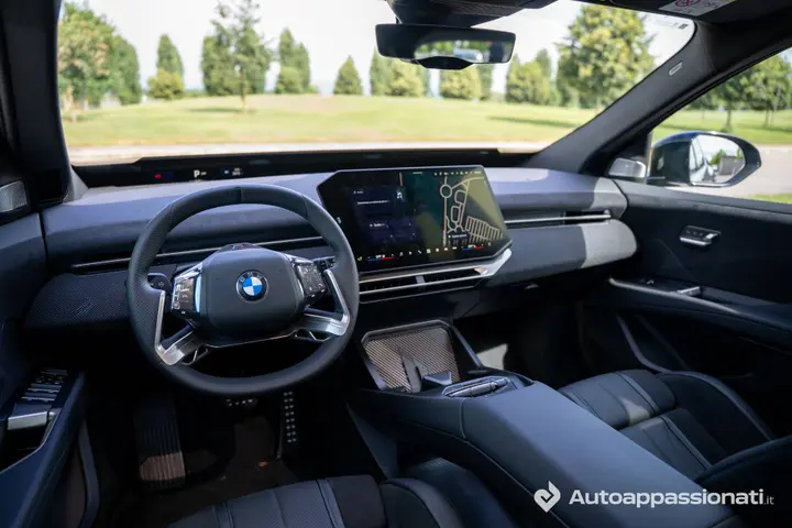 BMW iX3 interni complessivi