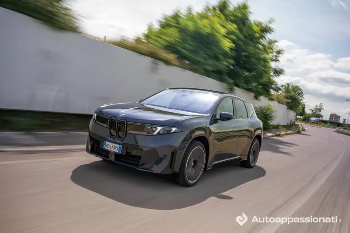 BMW iX3 dinamica anteriore