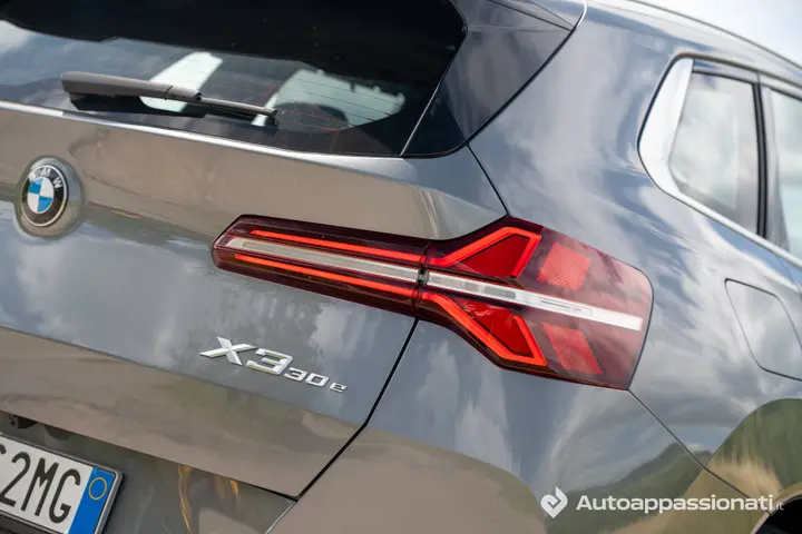 BMW X3 30e faro post