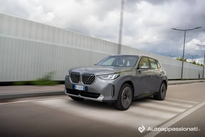 BMW X3 30e dinamica anteriore