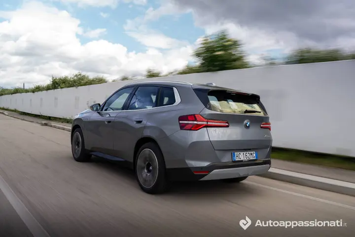 BMW X3 30e dinamica posteriore