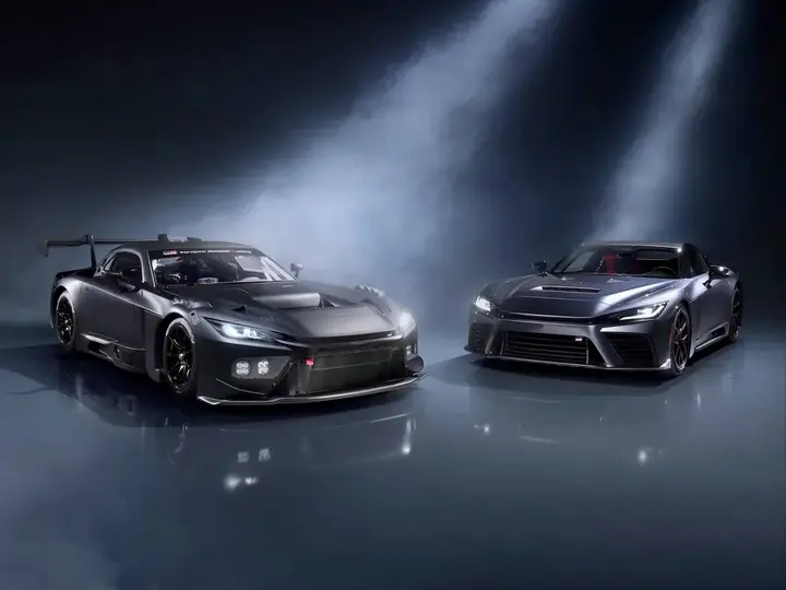 Nell'immagine si vedono le due versioni di Toyota GR GT. A destra la versione stradale e a sinistra la GT3 da pista