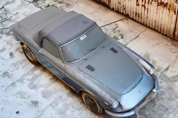 Ferrari 365 GTS abbandonata dall'alto