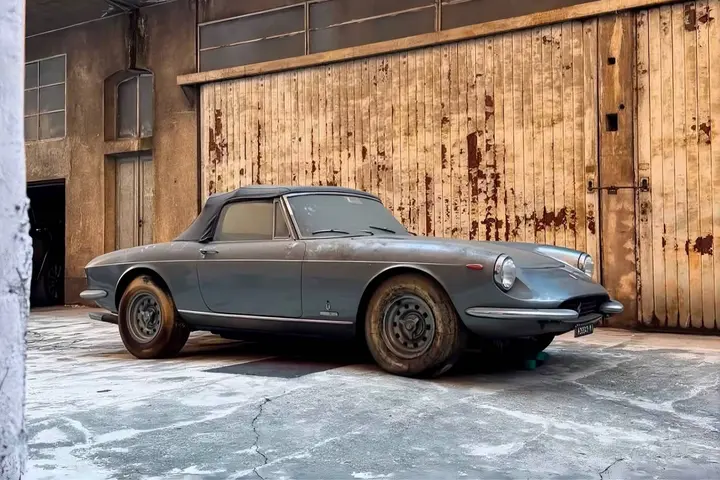 Ferrari 365 GTS abbandonata laterale