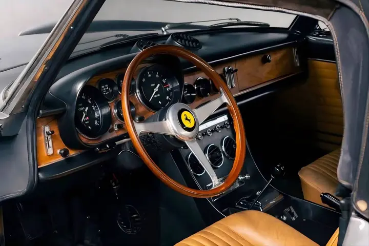 Ferrari 365 GTS abbandonata interni in restauro
