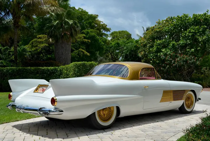 Cadillac Elegante Motto