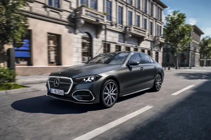 Mercedes-Benz Classe C 2026 frontale dinamica