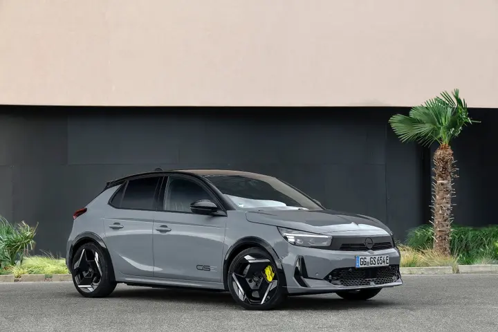Opel Corsa GSe 2026 anteriore 3 4 grigia