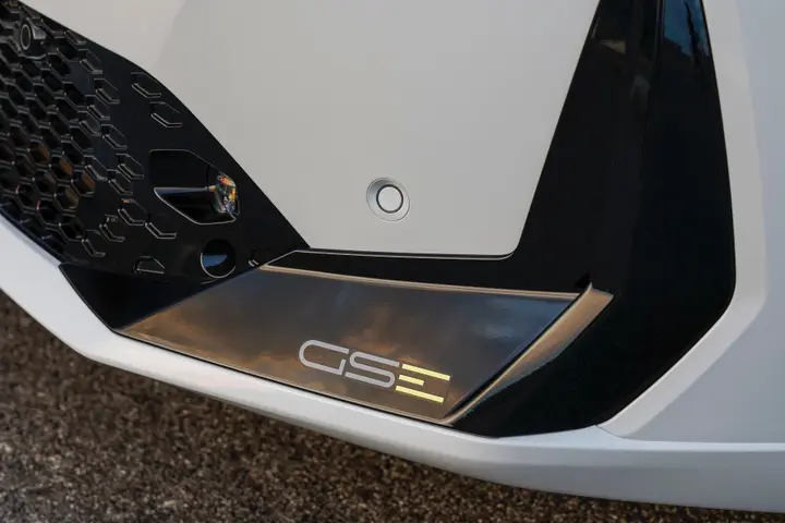 Opel Corsa GSe 2026 dettaglio logo anteriore