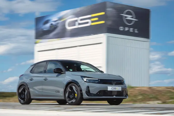 Opel Corsa GSe 2026 guida in pista 2 grigia