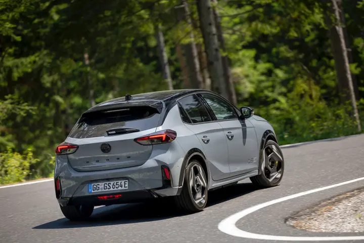 Opel Corsa GSe 2026 guida posteriore curva