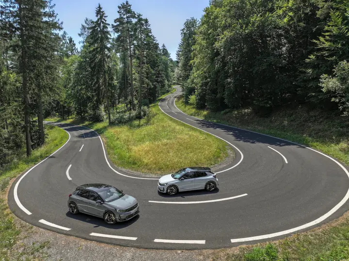 Opel Corsa GSe 2026 guida tornante grigia