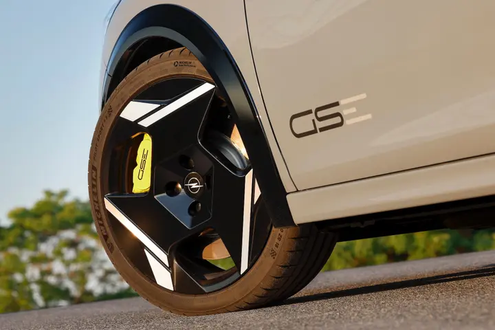 Opel Corsa GSe 2026 logo e cerchi in lega grigia