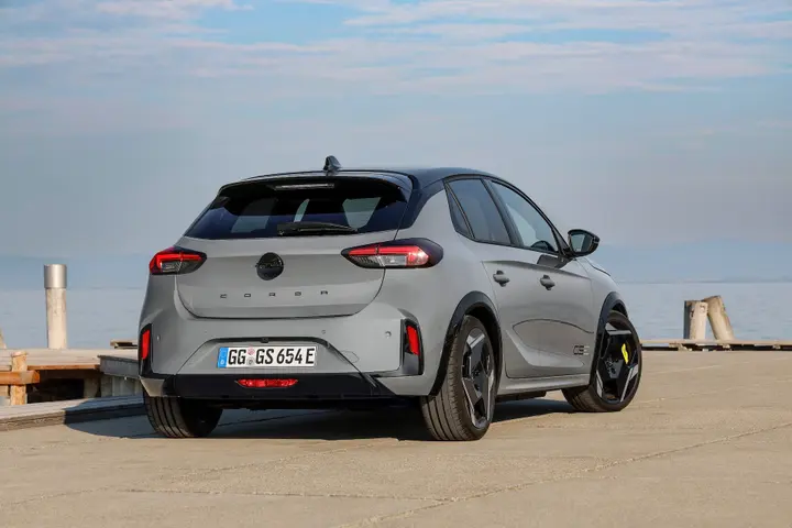 Opel Corsa GSe 2026 posteriore 3:4 grigia
