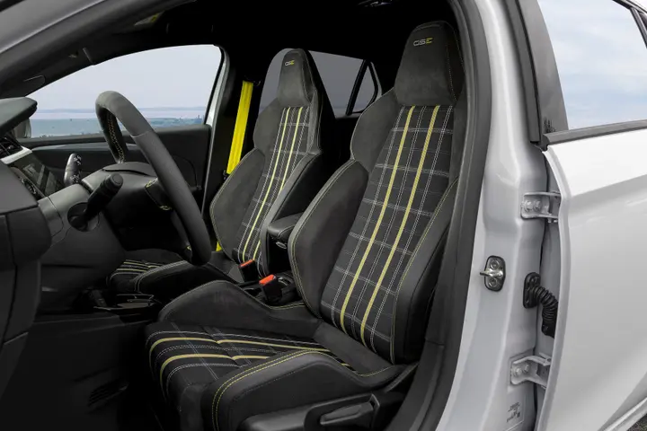 Opel Corsa GSe 2026 sedili sportivi