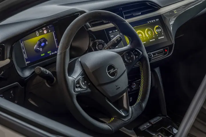Opel Corsa GSe 2026 volante e quadro strumenti