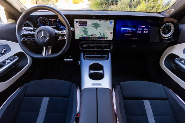 Mercedes CLA 200 Hybrid interni
