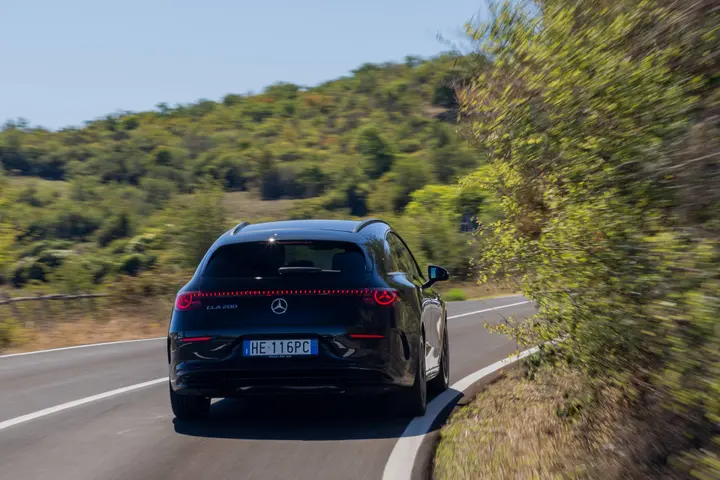 Mercedes CLA 200 Hybrid posteriore dinamica