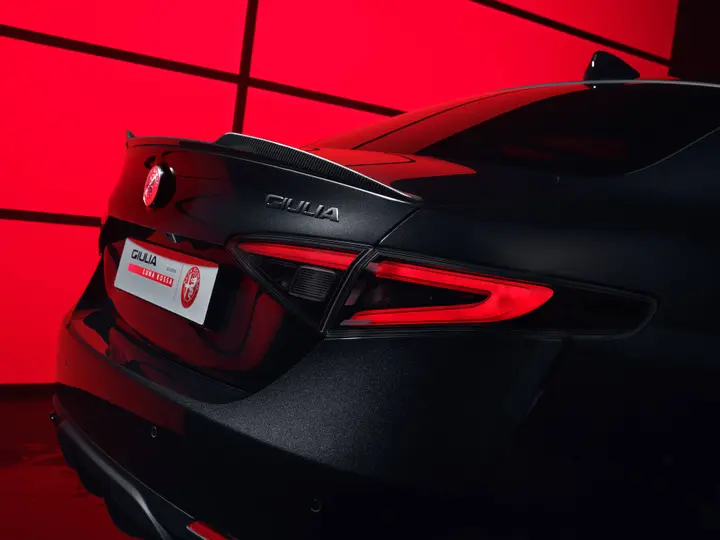 Nell'immagine si vede il retro della Alfa Romeo Giulia Luna Rossa
