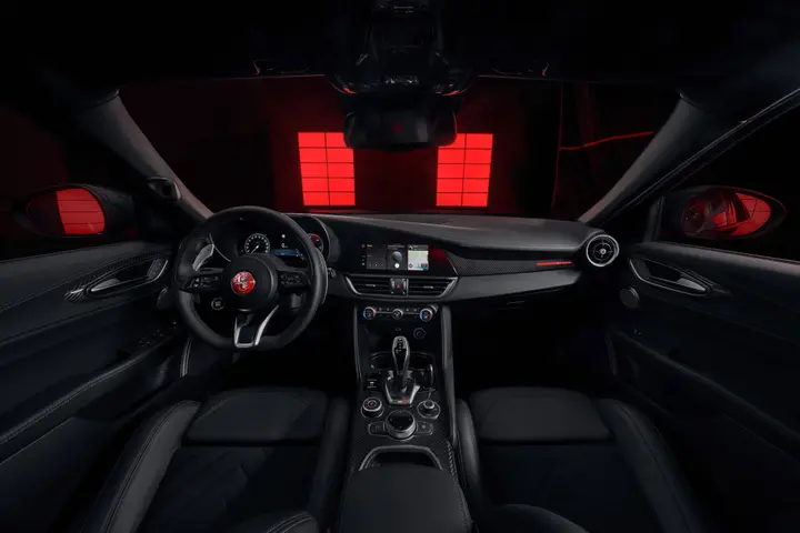 Nell'immagine si vede l'interno della Alfa Romeo Giulia Luna Rossa (sono gli stessi della Alfa Romeo Tonale)