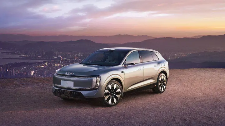Nell'immagine si vede la Audi e7x e sullo sfondo un tramonto