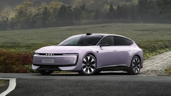 Nell'immagine si vede la Audi E5 Sportback su uno sfondo collinare