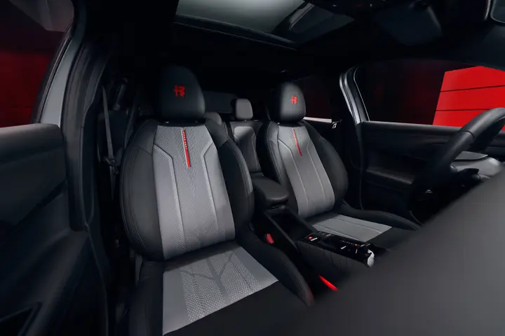 Nell'immagine si vedono gli interni della Alfa Romeo Junior in collaborazione con Luna Rossa