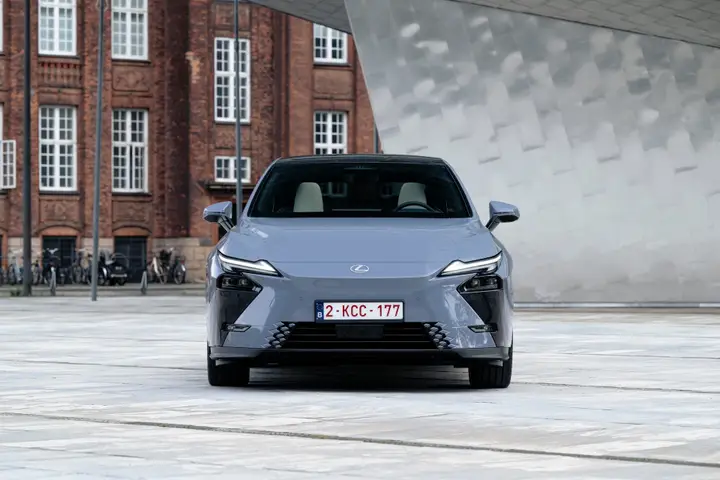 Lexus ES 2026 esterni 1