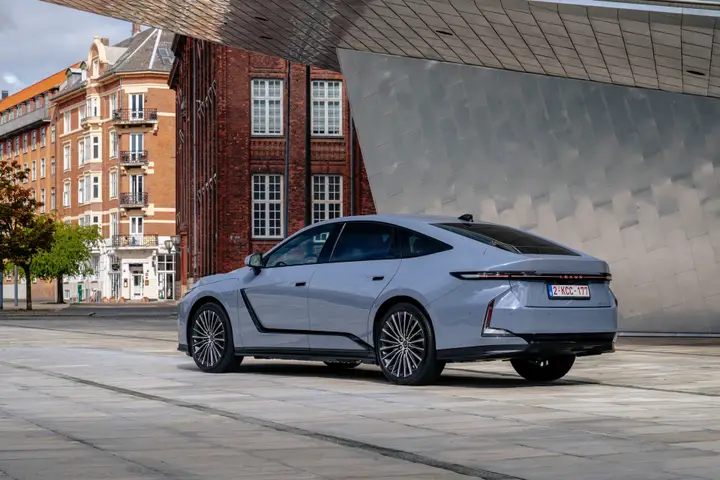 Lexus ES 2026 esterni 3