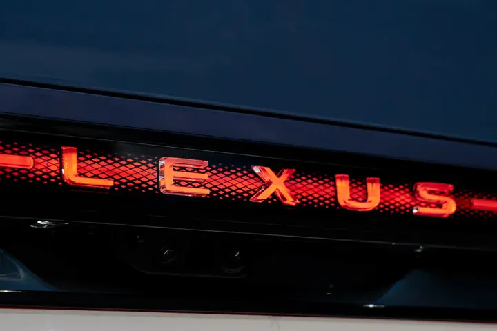 Lexus ES 2026 logo illuminato