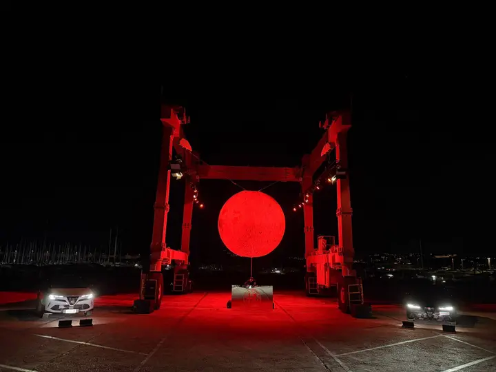 Nell'immagine si vede l'esterno dell'evento di Alfa Romeo e Luna Rossa