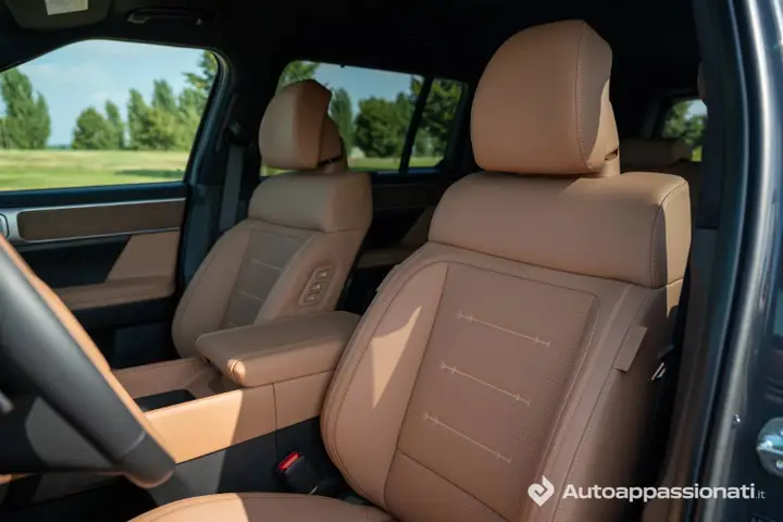 Hyundai Santa Fe PHEV__front seats