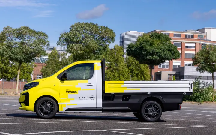 opel-vivaro-flatbed laterale