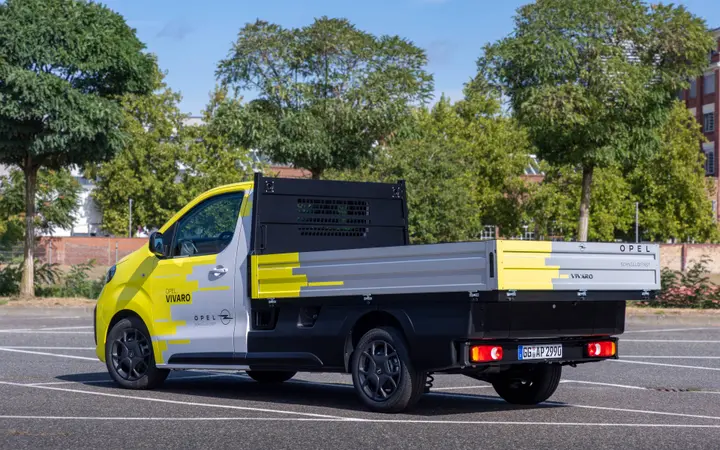 opel-vivaro-flatbed posteriore