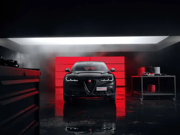 Nell'immagine si vede il frontale della Alfa Romeo Tonale Luna Rossa