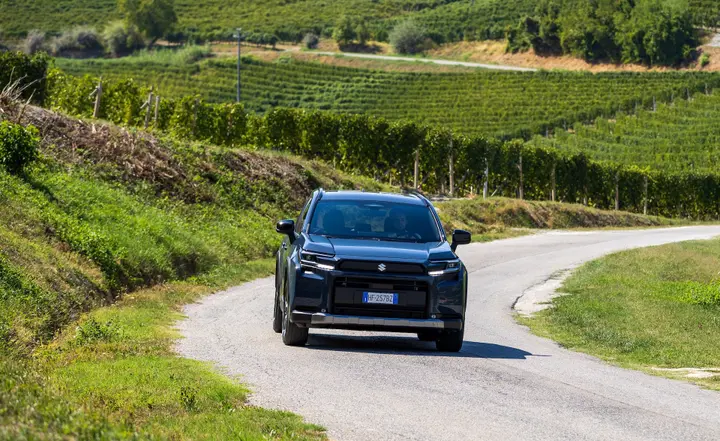 Suzuki Across 2026 dinamico anteriore