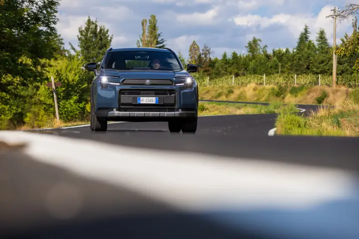 Suzuki Across 2026 dinamico frontale pieno