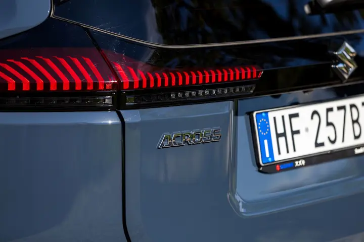 Suzuki Across 2026 logo dettaglio