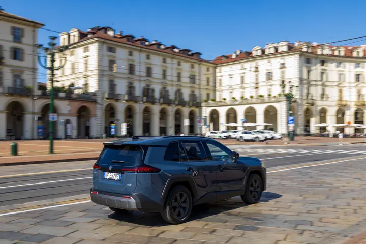 Suzuki Across 2026 posteriore dinamico
