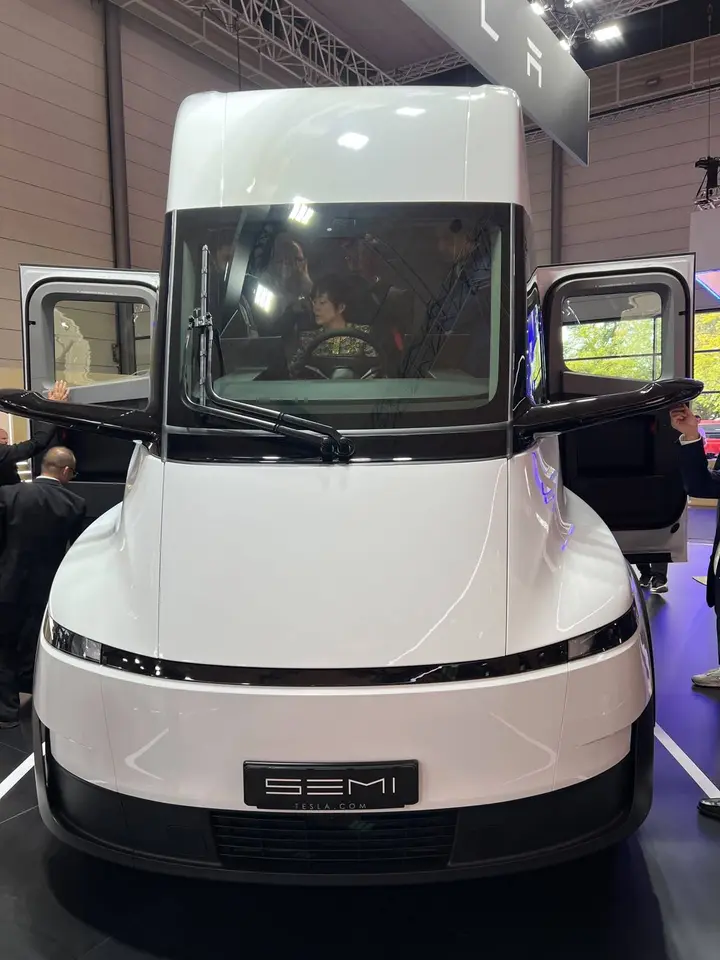 Stella Li sul Tesla Semi