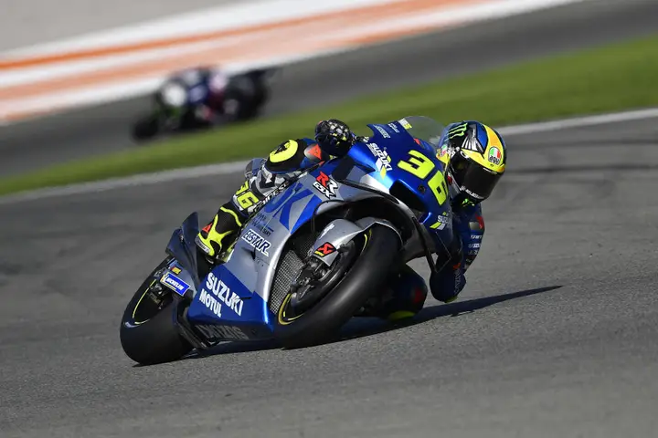 Nell'immagine si vede la Suzuki GSX-RR di Joan Mir mentre è su un tracciato di gara