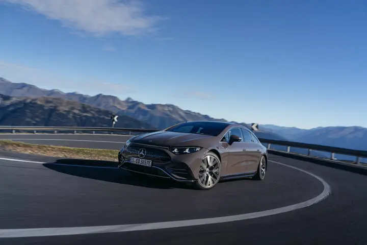Mercedes EQS nuova che fa una curva in strada