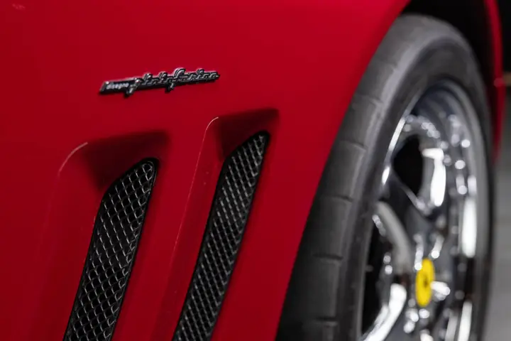 Nell'immagine si vede in dettaglio la scritta Pininfarina sul fianco della Ferrari 550 Maranello di Michael Jordan