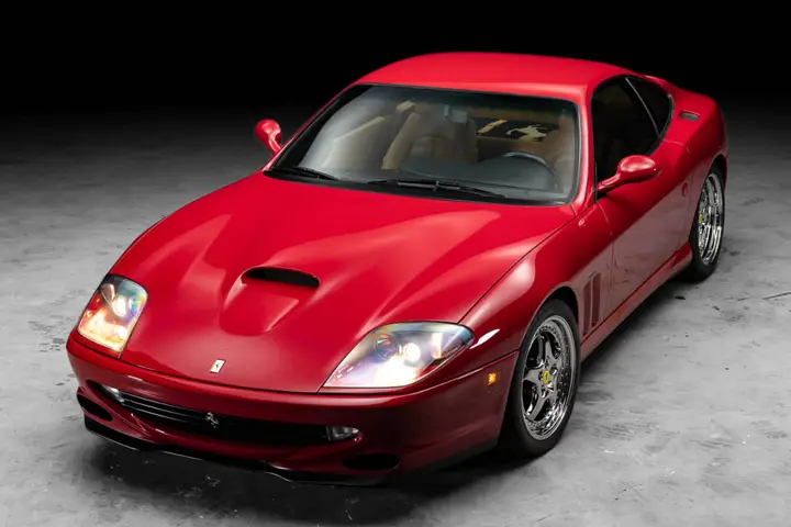 Nell'immagine si vede la Ferrari 550 Maranello di Michael Jordan vista da davanti a 45 gradi