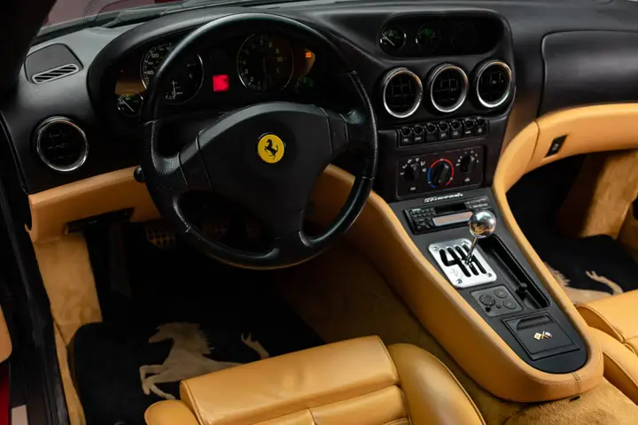 Nell'immagine si vedono gli interni della Ferrari 550 Maranello di Michael Jordan
