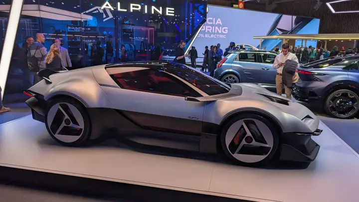 nell'immagine si vede il concept della Alpine A310 al Salone di Parigi vista dal fianco