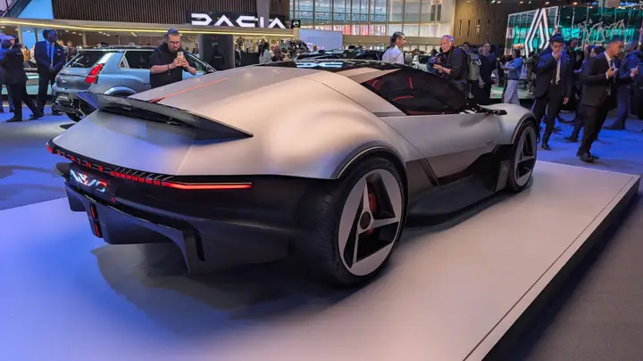 nell'immagine si vede il concept della Alpine A310 al Salone di Parigi vista da dietro
