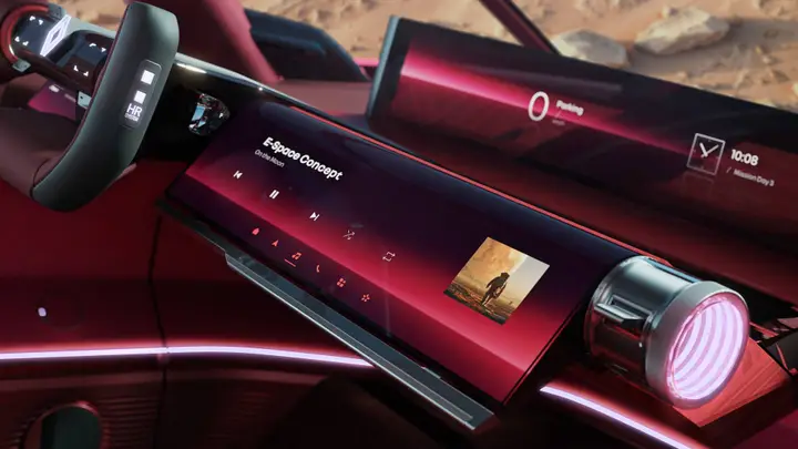 Nell'immagine si vedono la plancia e gli schermi centrali del concept della Renault E-Space presentata al Salone di Parigi